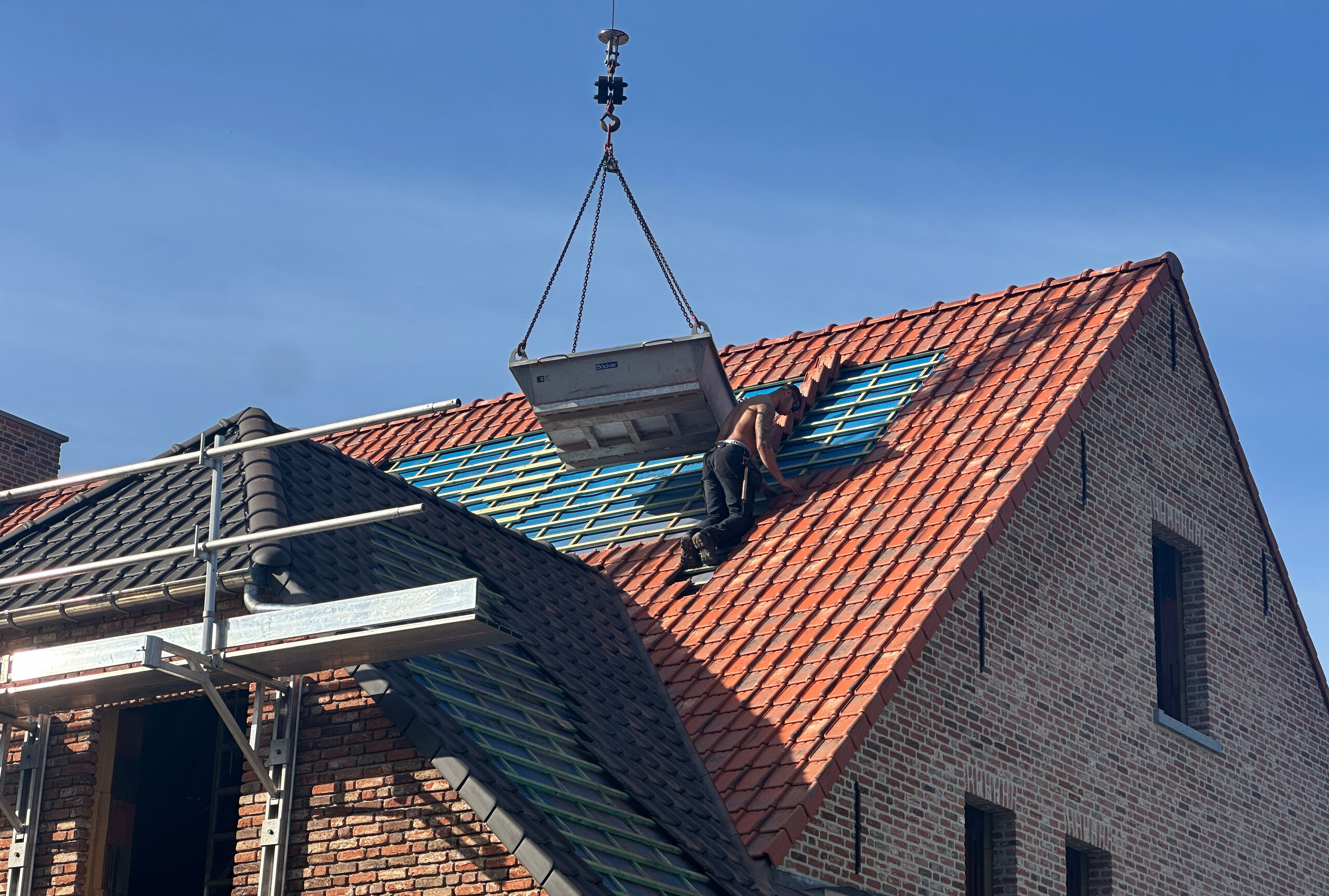 Hellend dak in aanbouw met dakpannen