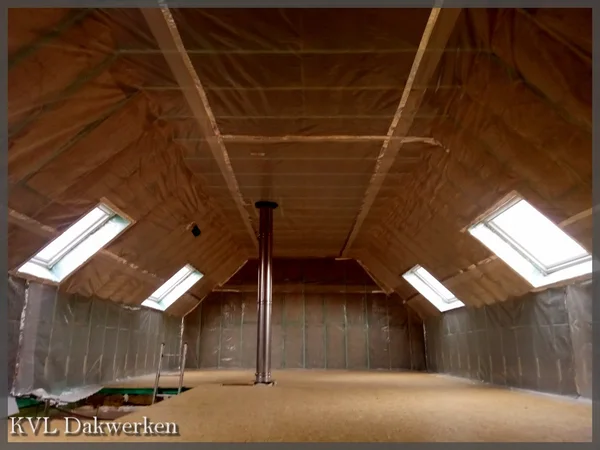 Rotswol tussen de spanten met dampscherm